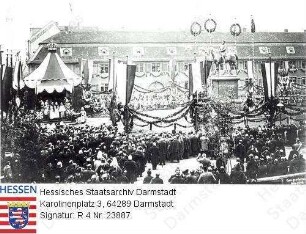 Darmstadt, 1898 November 25 / Enthüllung des Denkmals für Großherzog Ludwig IV. v. Hessen und bei Rhein (1837-1892) auf dem Paradeplatz vor dem Schloss / Gruppenaufnahme