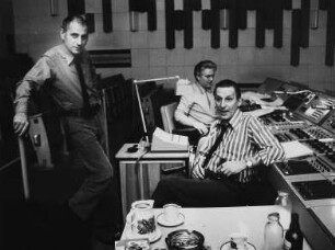 Der Regisseur Manfred Wekwerth in einem Tonstudio in Berlin