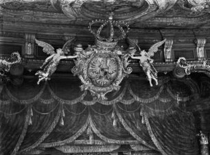 Markgräfliches Wappen über der Bühne mit zwei Allegorien der Fama