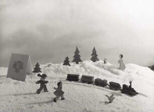 Fotomärchenbuch. Illustration zum Märchen-Gedicht von Else Seifert "Wer will mit?". Arrangement mit Holzfiguren und -eisenbahn