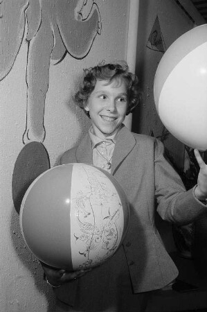Ein Mädchen präsentiert in Stentzlers Hof auf der Leipziger Herbstmesse 1955 zwei Wasserbälle aus Plastolit