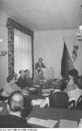 Dresden, Wolfshügelstraße 22, Haus des Lehrers. 1957 erhielt es den Namen "Richard Schallock". Neues Namensschild und Beratungen, 1957