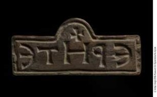Stempel mit Inschrift und Kreuz