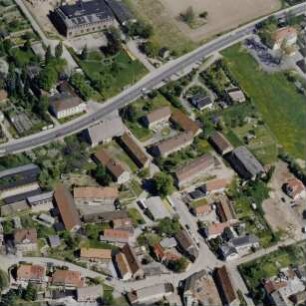 Heidenau-Gommern. Alter Dorfkern und Straßenkreuzung Großlugaer Straße, West-, Güterbahnhof- und Lugturmstraße. Luftbild-Schrägaufnahme von Südwesten