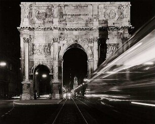 Siegestor München bei Nacht