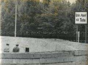 Grenzposten der Ostzone an der Berliner Mauer