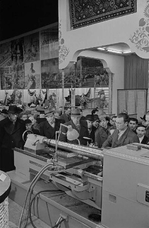 Messebesucher beim Betrachten von Maschinen zur Metallverarbeitung in der Ausstellungshalle Bulgariens