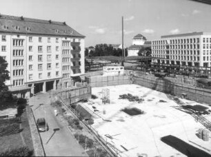 Dresden-Altstadt. Blick vom obersten Geschoß der Altmarkt-Galerie über Baustelle (Fundament) der Neuen Altmarkt-Galerie gegen Wohn- und Geschäftshaus, Wallstraße, Zentralhaltestelle Wilsdruffer Tor, Postplatz, Schauspielhaus und Bürogebäude "Wilsdruffer Kubus"