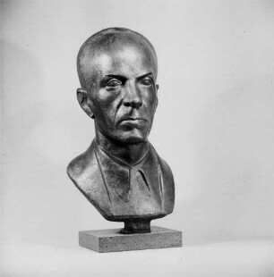 Arbeiterveteran Kurt Aschenbach : Arbeiterveteran Kurt Aschenbach. Bronze (vor 1962; H. Steger)