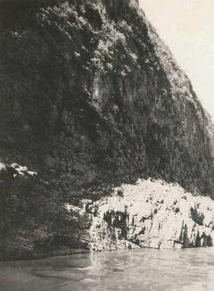 China. Yangtse-Schlucht bei Itschang (Yichang). Schroffe Kalkwände