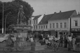 Husum: Marktbrunnen [Tine-Brunnen] mit jungen Leuten