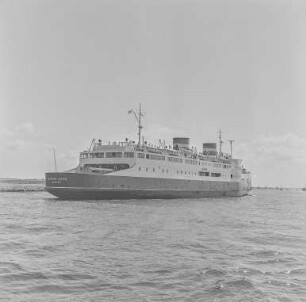 FF66 : Ostsee bei Warnemünde. Blick zum Fährschiff "Dronning Ingrid"