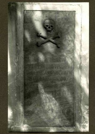 protestantische Kirche, Grabstein der Frau Pfarrer Pohlen und 5 Kinder, samt der Großmutter, 1724