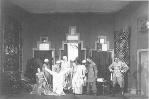 Szenenbild aus "Die Verführung des Heiligen" von Felix Langer. Dresden: Albert-Theater, 06.02.1930