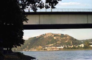 Koblenz: Rhein mit Ehrenbreitenstein, von der Rheinpromenade, unter der Pfaffendorfer Brücke