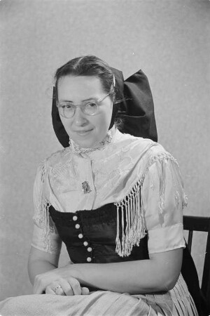 Frau in sorbischer katholischer Tracht. : Žona w serbskej katolskej narodnej drasće.