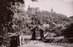 Blick um Schloss Rochsburg : Rochsburg, Hängebrücke für Fußgänger über die Zwickauer Mulde und Schloss Rochsburg von Nordwesten