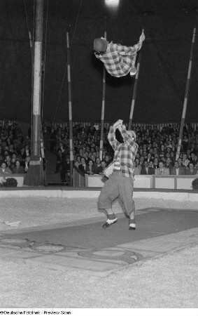 Zirkusdarbietung mit zwei Artisten als Clowns
