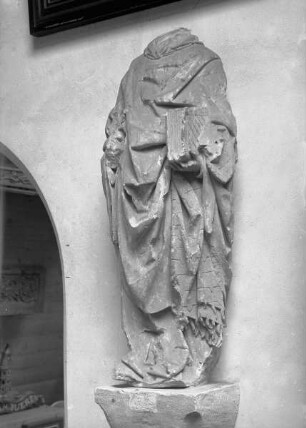 Bruchstück der Skulptur eines heiligen Klerikers