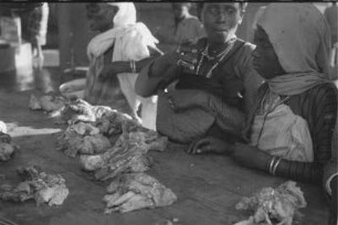 Fleischverkauf in Mogadischu : Kundinnen eines Fleischhändlers in Mogadischu.
