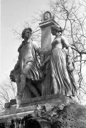 Freilegung des "Hermann- und Dorothea - Denkmals" im Schlossgarten durch Auslichtung der das Denkmal umgebenden Hecken.