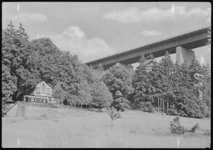 Nossen. Huthaus mit Autobahnbrücke