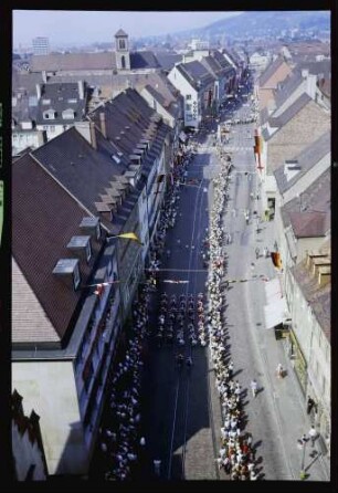 Freiburg: großer Festzug vom Turm des Martinstor zum Bertoldsbrunnen [850-Jahrfeier Stadt Freiburg]