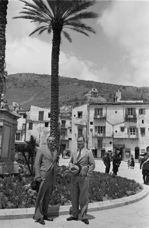 Reisefotos Italien. Sizilien. Straßenbild mit zwei deutschen Schiffsreisenden (in Palermo oder Monreale)