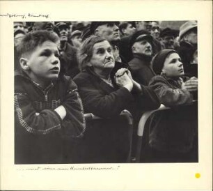 Atomwaffengegnerin bei einer Demonstration am 17. April 1958 vor dem Hamburger Rathaus