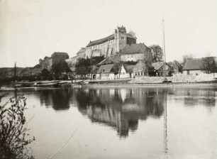 Wettin. Burg (961 erwähnt). Ansicht vom linken Saaleufer, von Ostsüdost