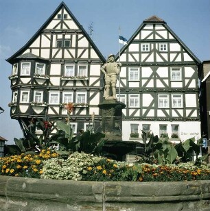 Treysa. Blick auf den Marktbrunnen und Marktkump