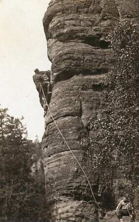 Sächsische Schweiz, Bielatal. Schiefer Turm. Beginn der Kletterei an der Ostkante (VI)
