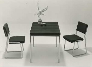Stuhl "Mod. 130 / 04" und Tisch "Mod. 300 / 33" von Michael Bayer und Paul Sumi