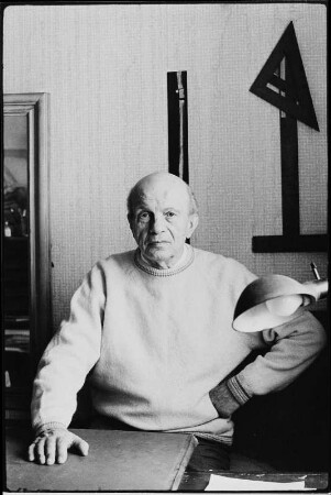 Der Maler Herbert Tucholski in seiner Wohnung