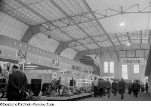Besucher am Stand der "Volkseigenen Kunststoff-Industrie" in der Halle "Chemie", Technische Messe 1953
