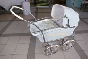Kinderwagen mit umlaufender Metallreeling