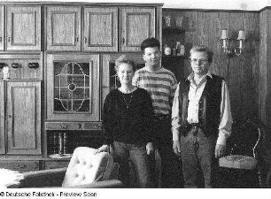 Familie V. (mitarbeitendes Familienmitglied, selbständiger Tischlermeister) mit ihrem Sohn (Bankkaufmannslehre) im Wohnzimmer
