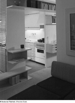 Blick aus einem Wohnzimmer zur Küche. Ausstattung (1974; Hochschule für Kunst und Design Halle (Burg Giebichenstein))