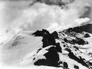 Bergrücken : Von Schnee und Eis bedeckter Bergrücken.