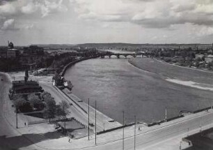 Dresden, Blick vom ehemaligen Ständehaus elbabwärts mit Dimitroffbrücke (Augustusbrücke), Marienbrücke und Eisenbahnbrücke