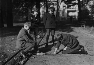 In einer Parkanlage. Vier spielende Jungen