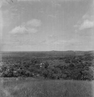 Landschaft : Blick über eine bewaldete Ebene bei Masaka