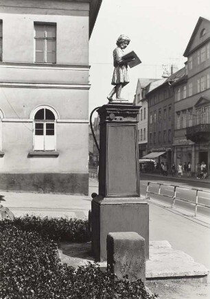 Brunnen mit lesendem Knaben