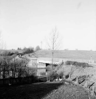 Trave: Brücke: Hauptstraße: Landstraße zwischen Groß Wesenberg und Klein Wesenberg: vorn Garten mit Hühnern: in der Mitte Baum: hinten Knicklandschaft