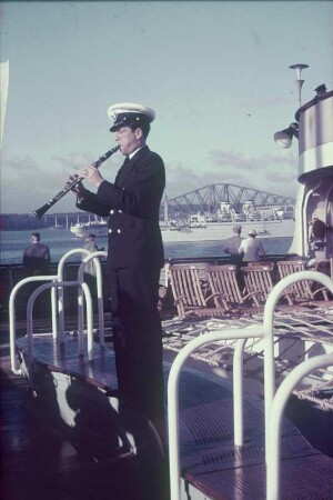 Bordleben. Klarinettenspieler der Bordkapelle auf dem Rand des Schwimmbeckens des Passagierschiffes Patria stehend