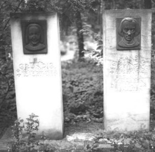 Grabstätte für Lea und Hans Grundig : Grabstätte für Lea und Hans Grundig. Sandstein, Metallgußreliefs (ab 1958). Dresden-Trachau, Heidefriedhof