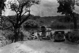 Überquerung des Lufuzi-Flusses. : Ein Wagen der Schomburgk-Expedition überquert den Lufuzi-Fluss.