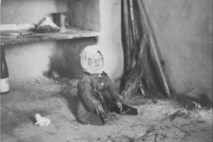 Zweiter Weltkrieg. Zur Einquartierung. Sowjetunion. Kleines Mädchen in einer Bauernhütte