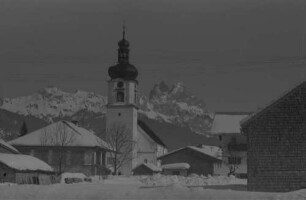 Tannheim: Kirche mit Tannheimer Berggruppe