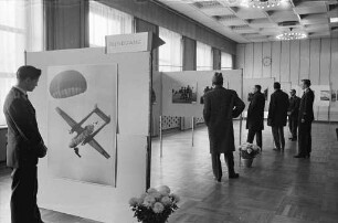 Fotoausstellung der Luftwaffengruppe Süd im Kleinen Saal der Stadthalle.